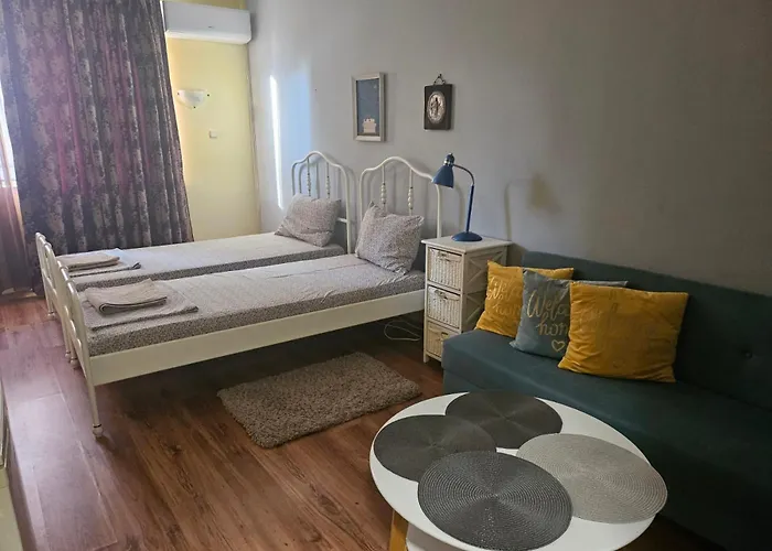 Проживание в семье за двама в град *