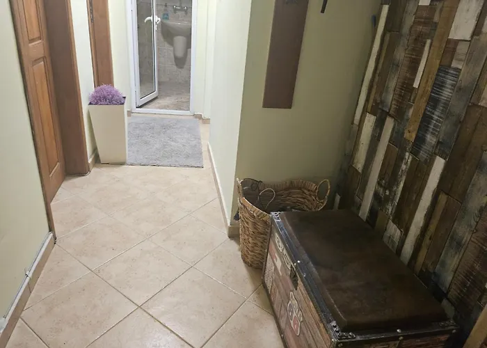 за двама в град Проживание в семье *